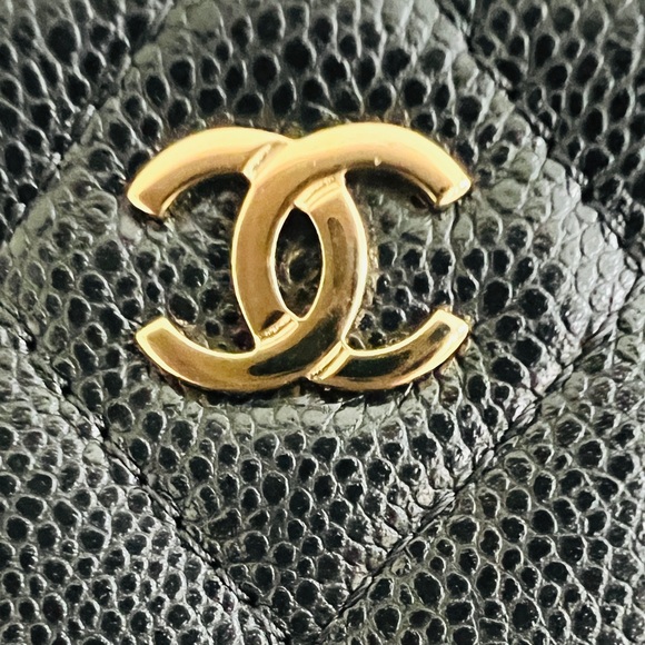 Authentic CHANEL 24A CLASSIC CLUTCH WITH CHAIN - Picture 2 of 11